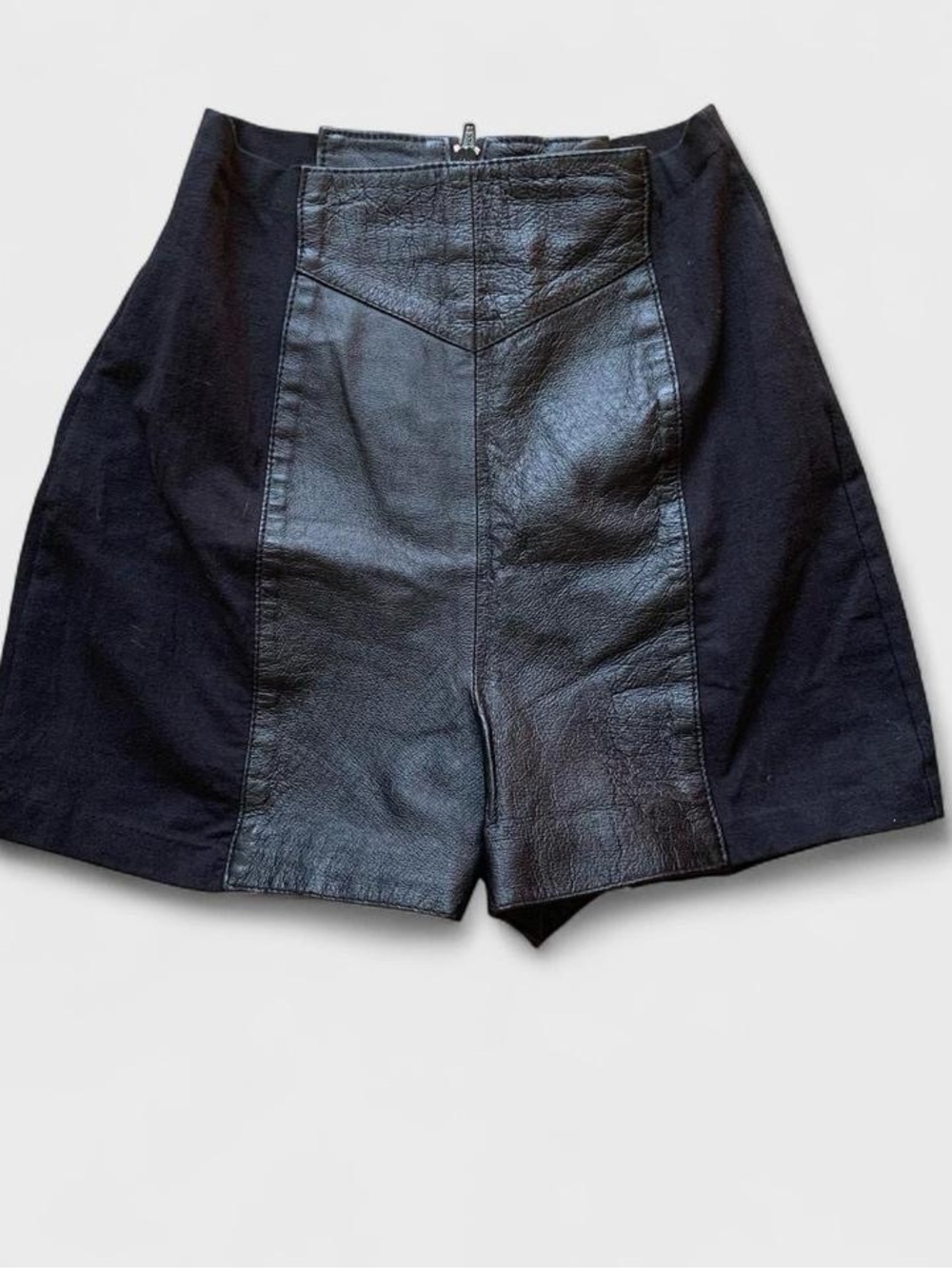 Vintage 90s Wilsons Genuine Leather High-Waist Shorts – M